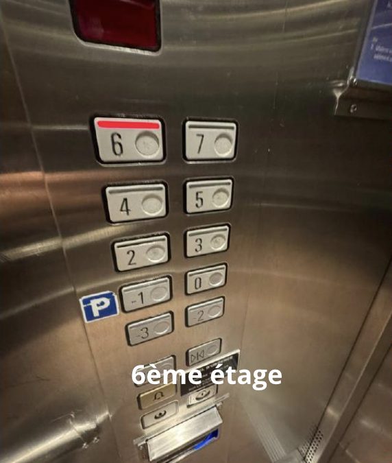 Le bouton du 6e étage dans l'ascenseur